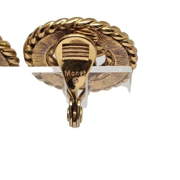 Vintage signed Monet Gold Tone Cream Enamel With Center Star Clip On Earrings - Picture 12 of 13